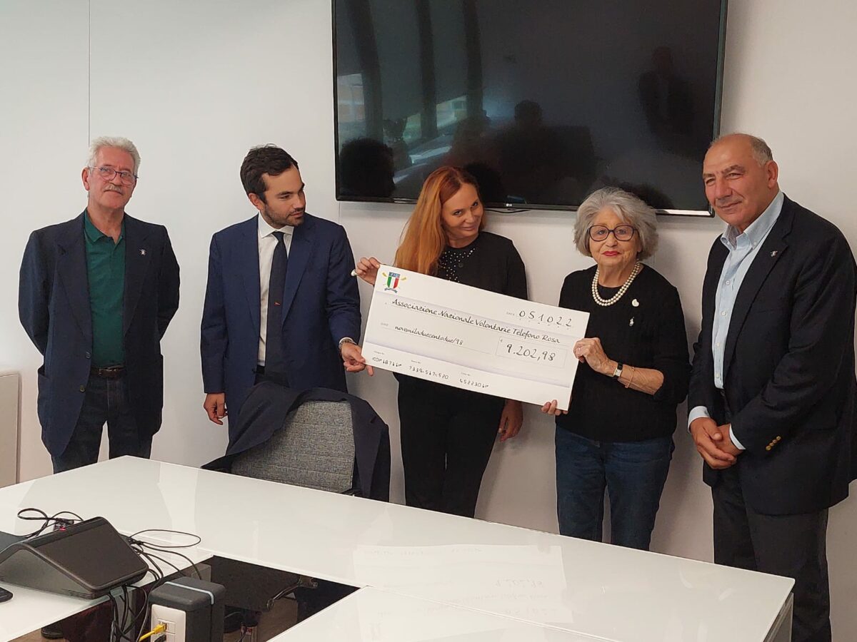 Consegnato l'assegno di "Via le Mani"