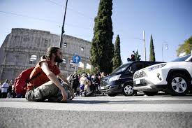 Ambientalisti bloccano