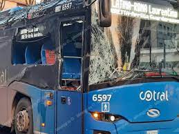 Autobus Cotral contro muro