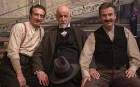 La Stranezza trionfa al box office