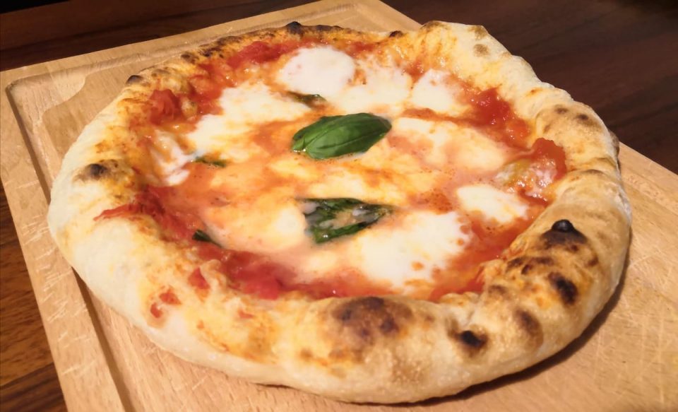 Via dai menù la pizza napoletana "falsa"
