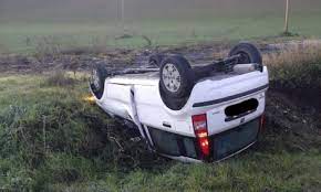 Si ribalta con l'auto va fuori