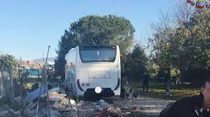 Bus esce fuori strada a Roma