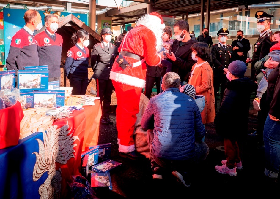 Giocattoli ai bambini dal Babbo Natale dei Carabinieri
