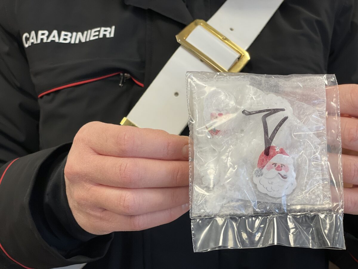 Droga con l'effige di Babbo Natale scovata dai Carabinieri