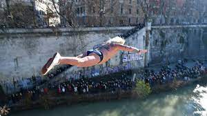 Mister Ok si tuffa dal Tevere