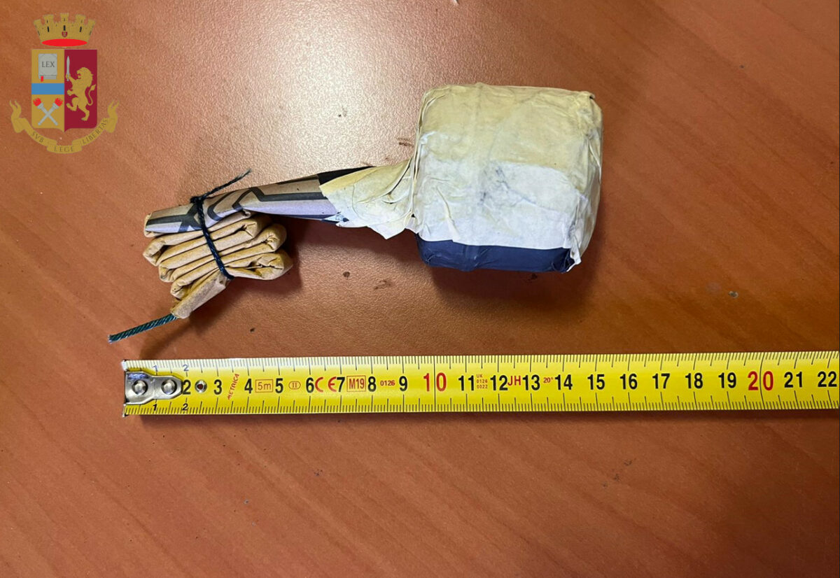 Bombe carta nella casa degli arresti domiciliari