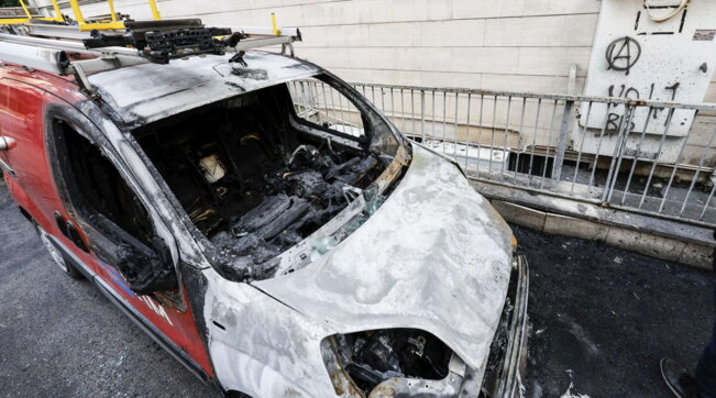 Auto in fiamme fuori Telecom