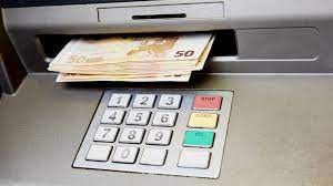 Auto ariete contro il bancomat