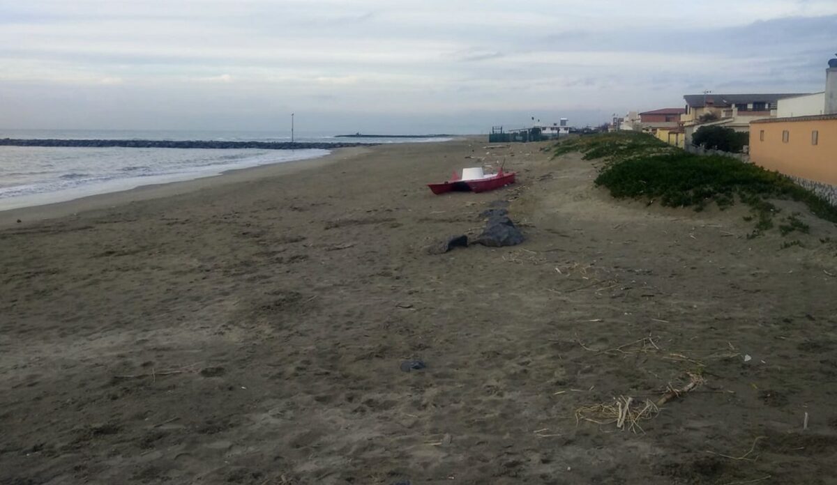 Cadavere in spiaggia Fiumicino