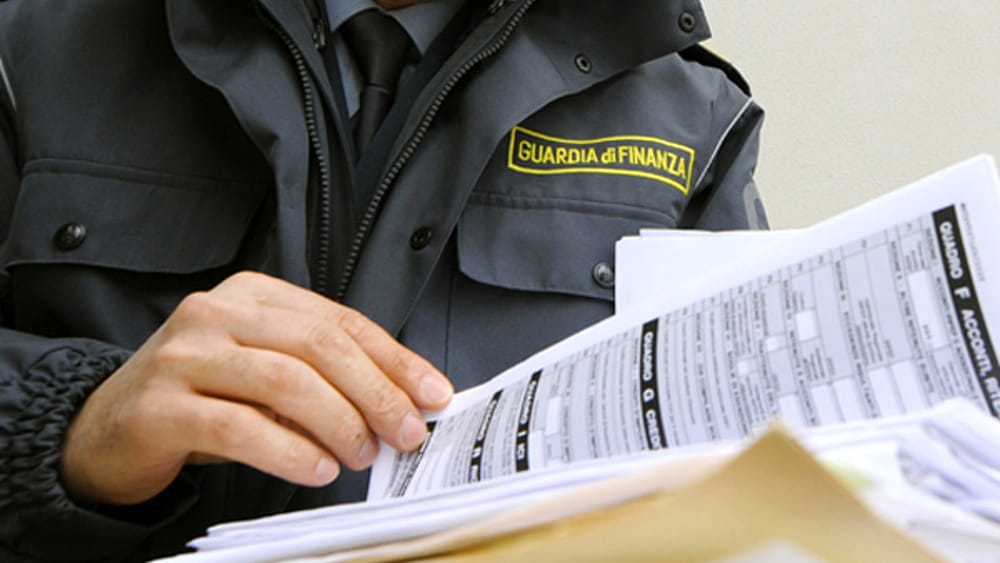 Travestiti da finanzieri rubano
