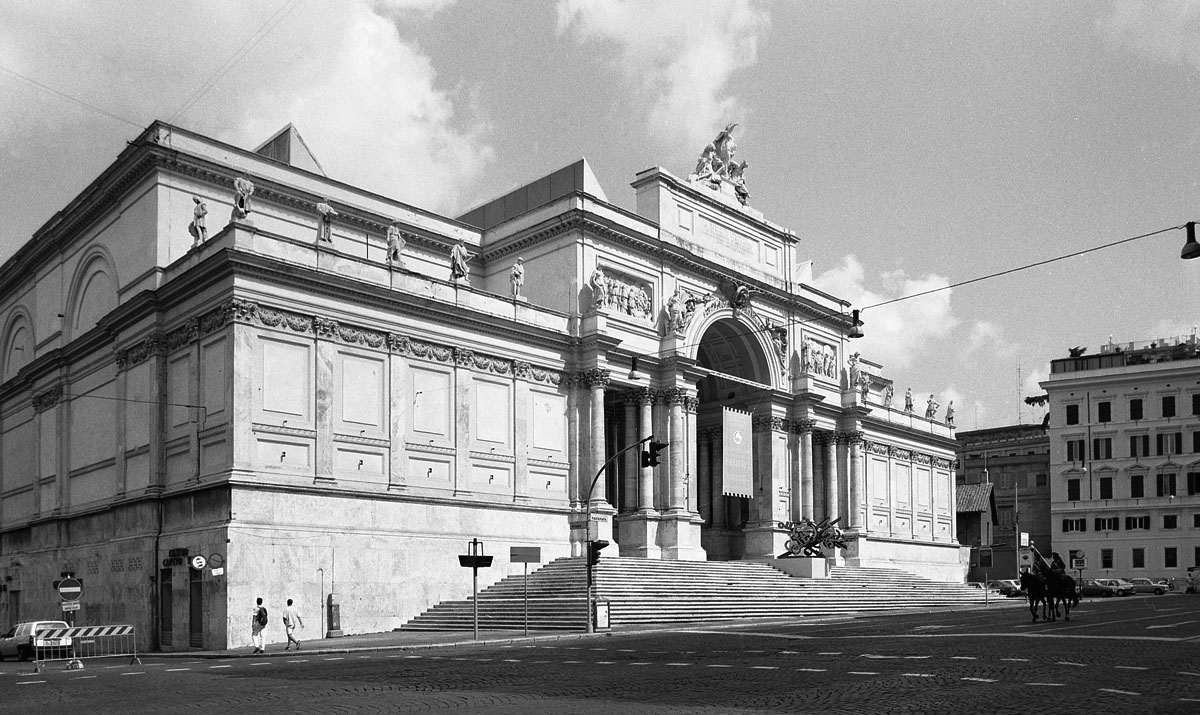 Inaugura Palazzo Esposizioni