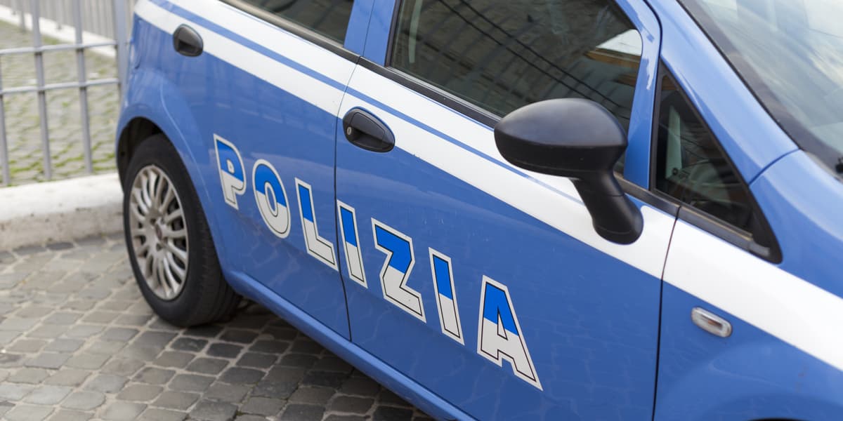 Picchia la moglie vicino metro