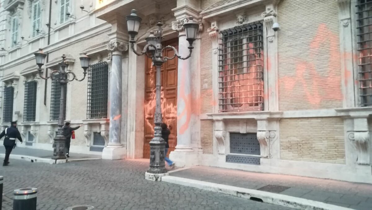 Palazzo Madama imbrattato da Ultima Generazione