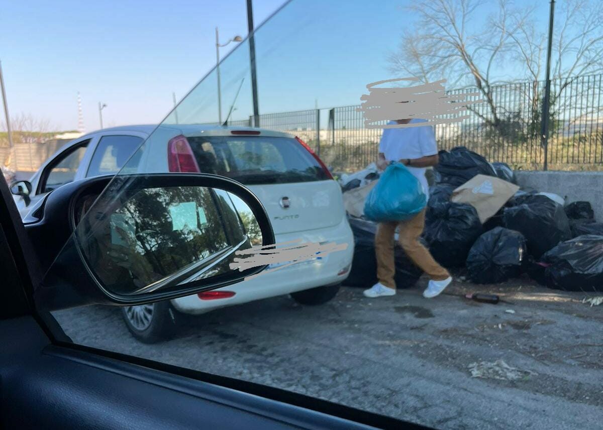 Abbandona rifiuti in strada