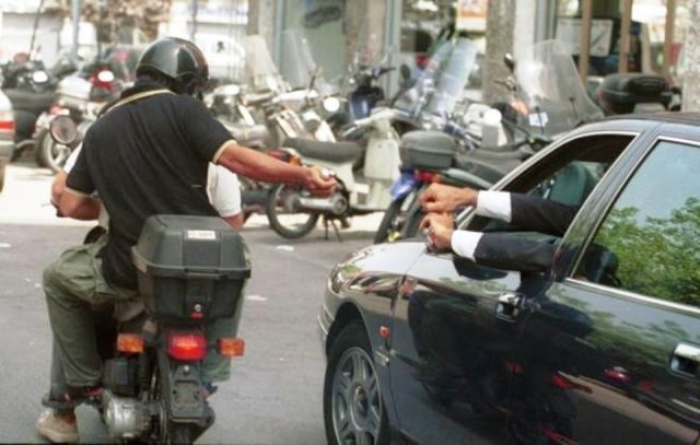 Con lo scooter rubano rolex