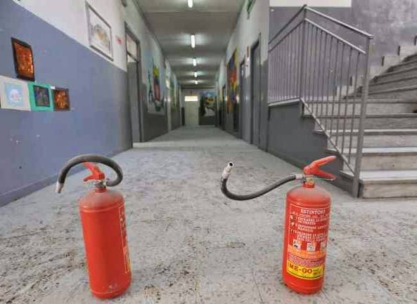 Raid a scuola con estintori