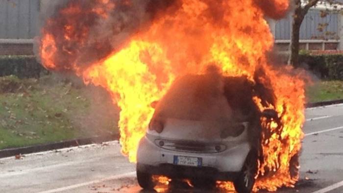 Smart prende fuoco a Roma