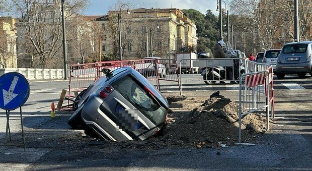 Smart finisce in una buca