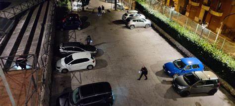 Sparatoria davanti a un bar