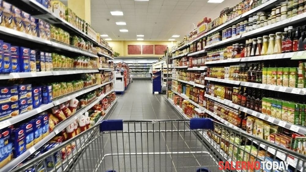Minaccia coltello al supermercato
