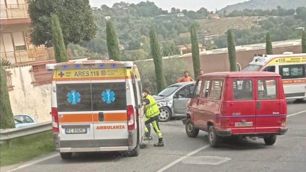 Scontrano ambulanza e auto