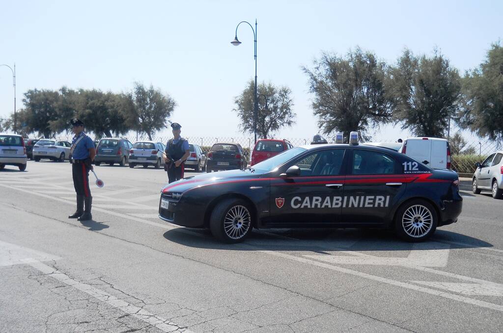 Tenta di strangolare arrestato