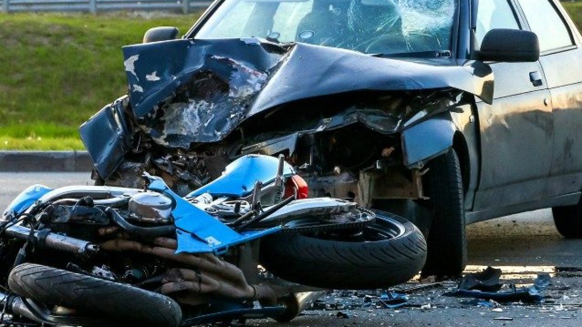 Incidente tra auto e scooter