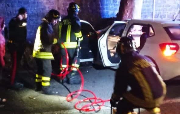 Auto si schianta contro albero