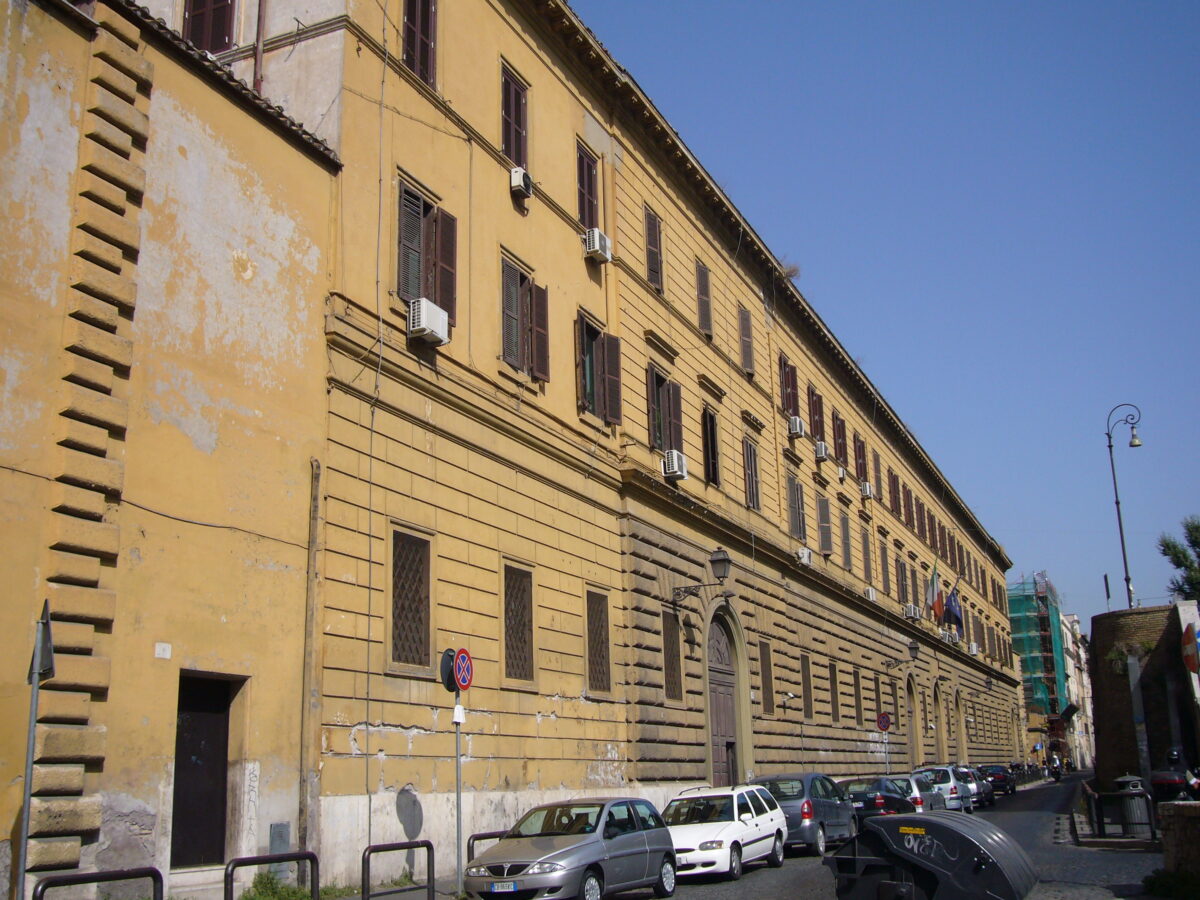 Avvocato cede cocaina