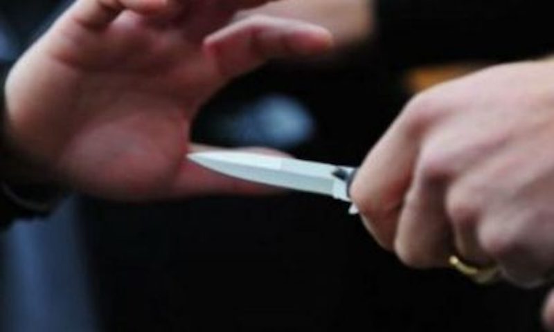 Uomo armato di coltello