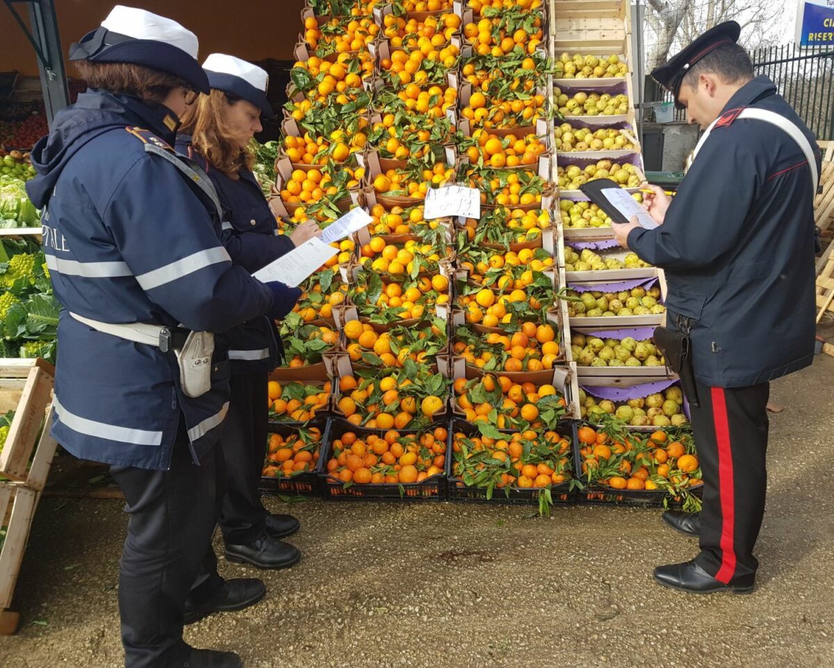 Frutteria chiusa dai carabinieri