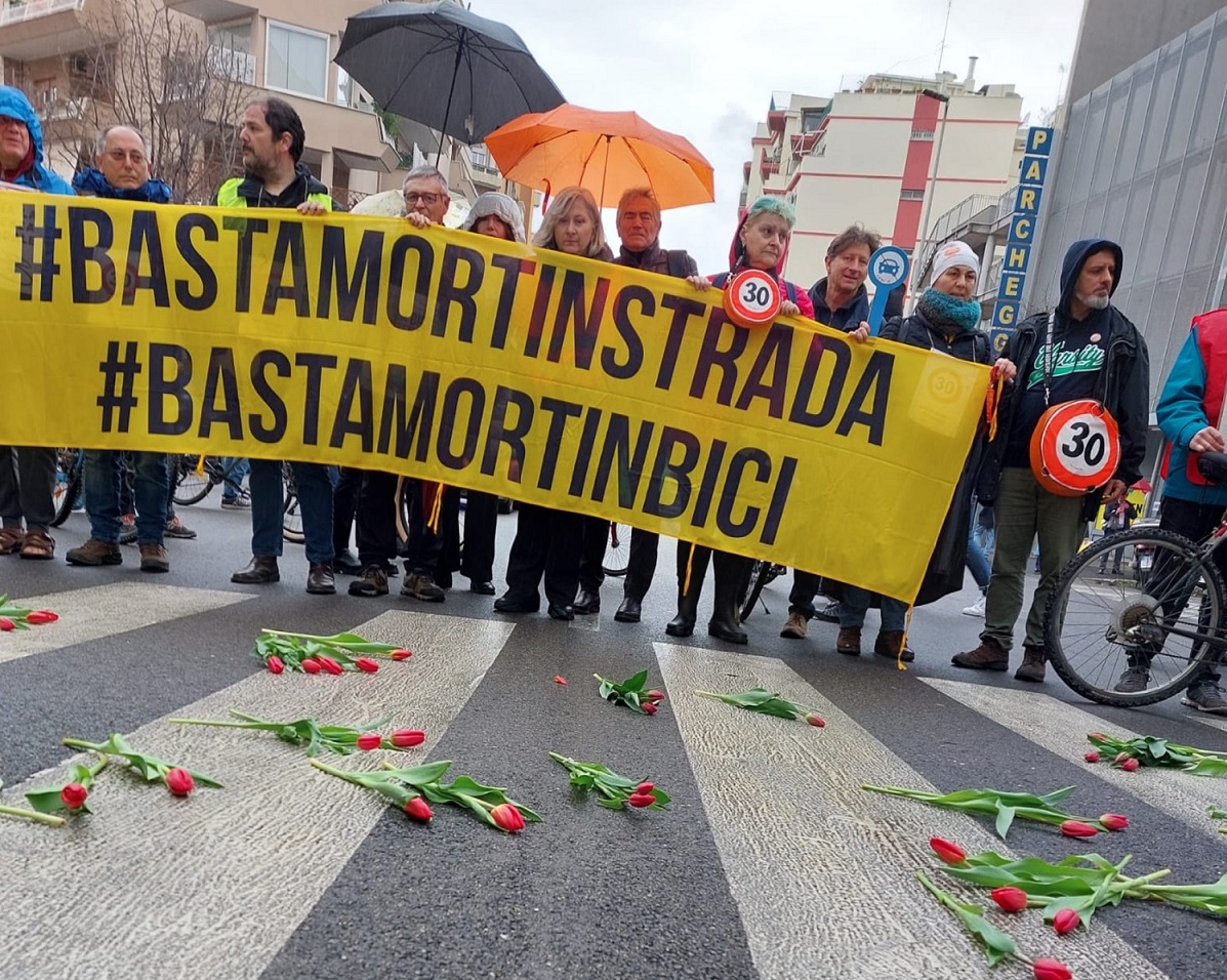 Legambiente al FlashMob #Bastamortinstrada
