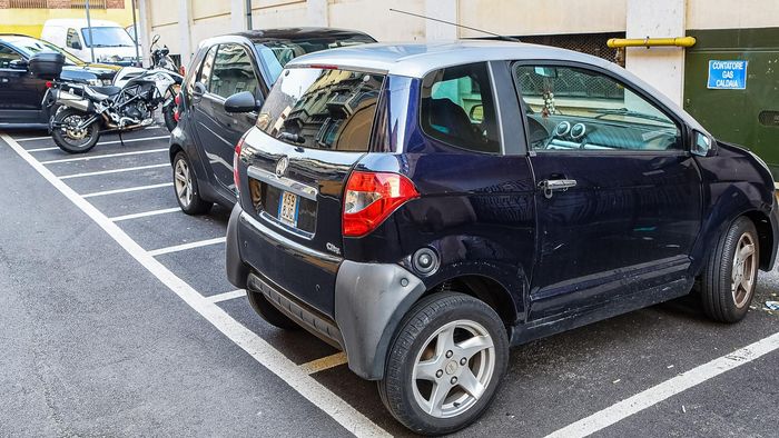 Microcar no ai posteggi moto