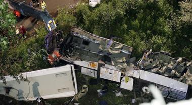 Un pullman precipita a Roma