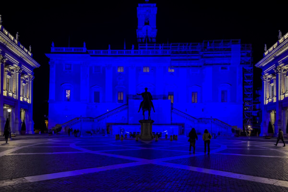 Palazzo Senatorio in blu per dire stop alle bombe sui civili