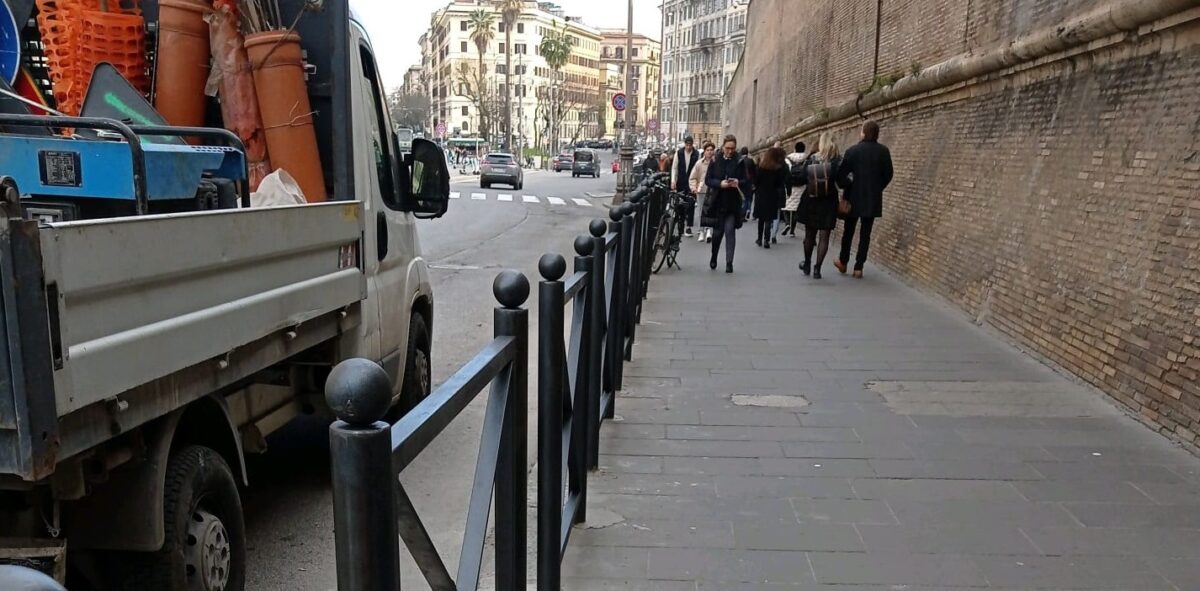 Ripristinati i 10 parapedonali lungo Piazza Risorgimento