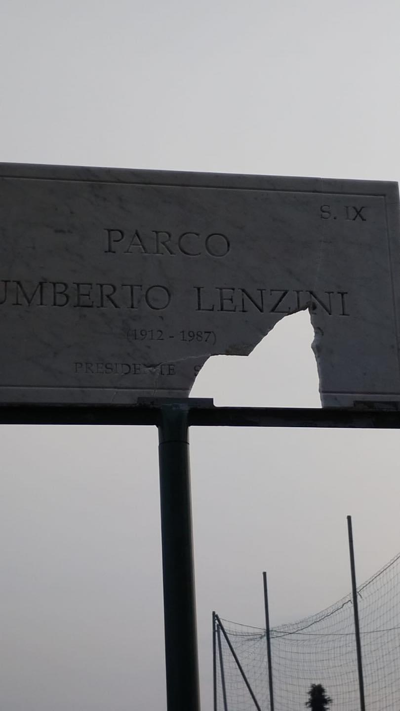 Targa del Parco Umberto Lenzini danneggiata