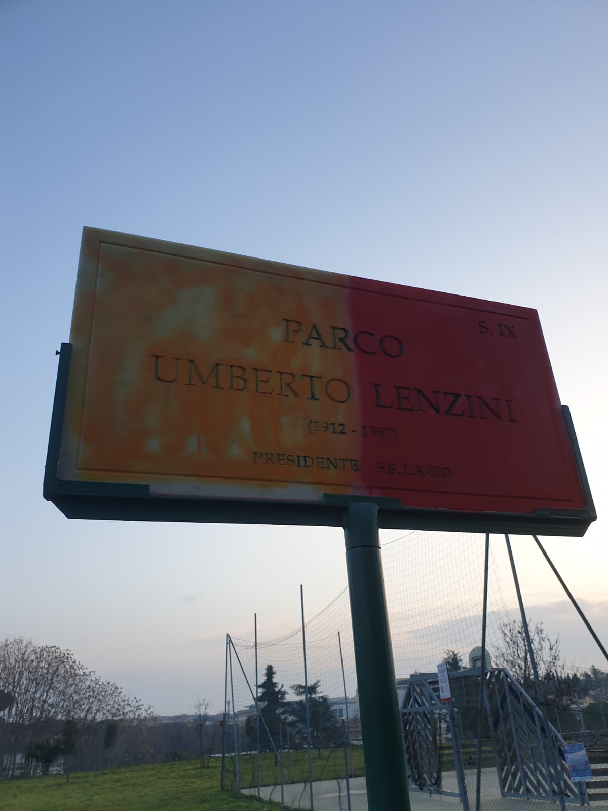 Sfregio alla targa del Parco Umberto Lenzini