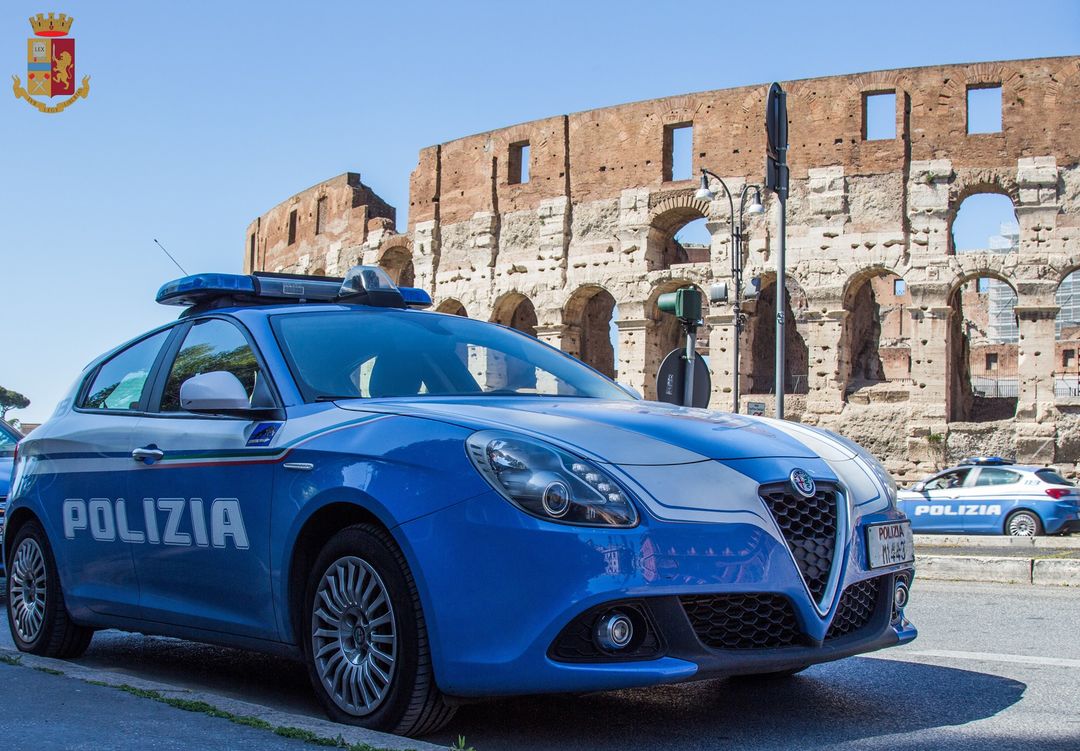 Cercano di sfuggire alla Polizia con il "fumo" in macchina: arrestati