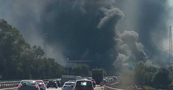 Tir in fiamme in autostrada
