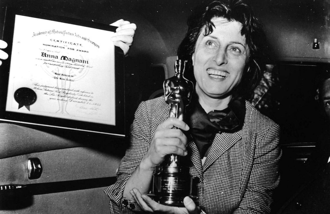 Anna Magnani riceve l'Oscar