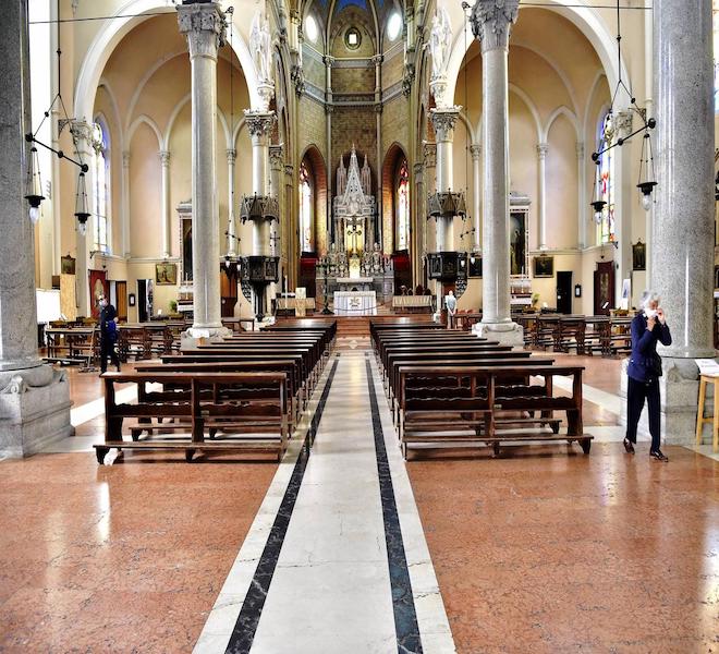 Rovescia i banchi della chiesa