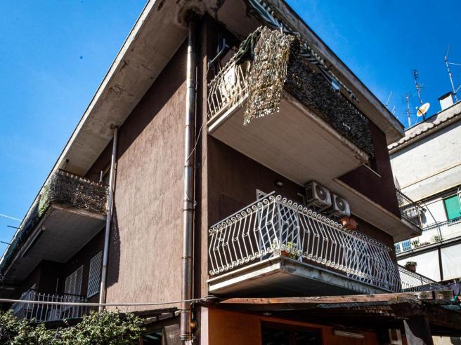 Bimbo cade da un balcone