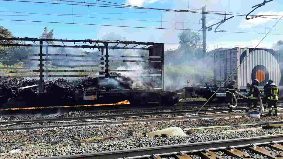 Incendio sui binari stazione