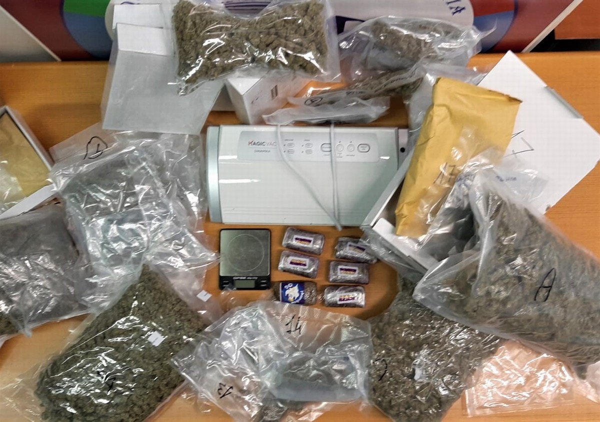 Preparava la droga e spediva