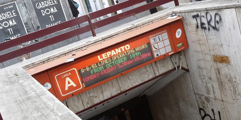 Cade sui binari metro lepanto