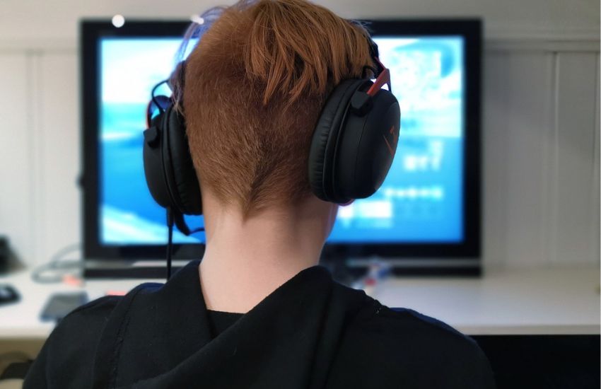 Gioca alla Playstation e rubano