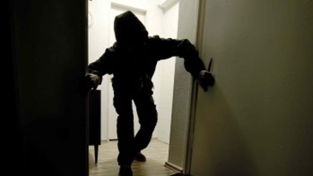 Rientra in casa e trova i ladri