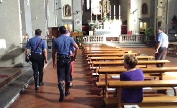 Ruba il crocifisso in chiesa